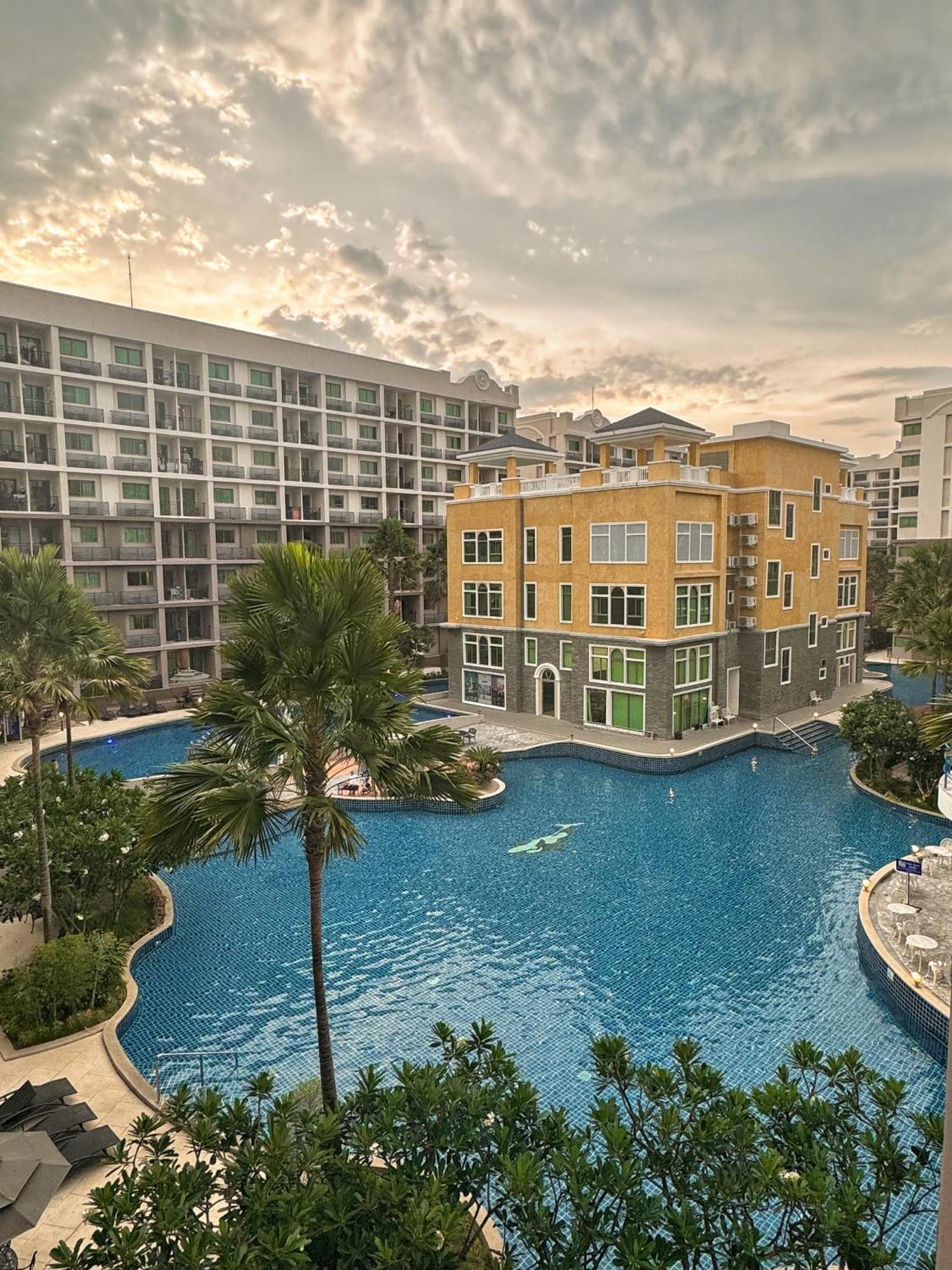 Arcadia Beach: Trendy Pool-view With Fitness Center Apartment